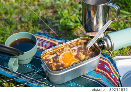 野外で食べるカレーうどんとコーヒー 89252656