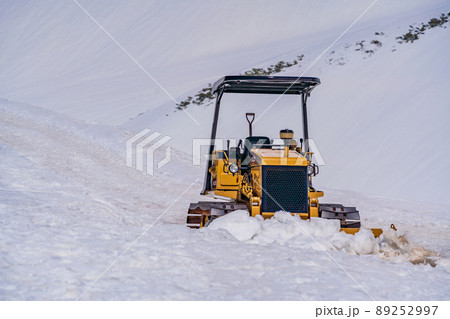 (富山県)一面銀世界 立山・室堂の除雪作業 (富山県)一面銀世界 立山・室堂の除雪作業 89252997
