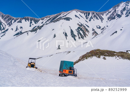 （富山県）一面銀世界　立山・室堂の除雪作業 89252999