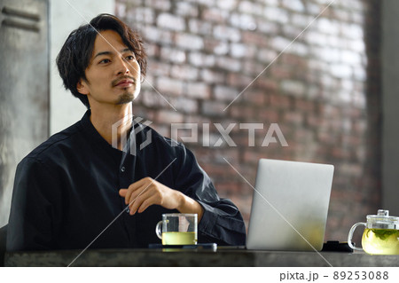 ビジネス　若い　男性 89253088