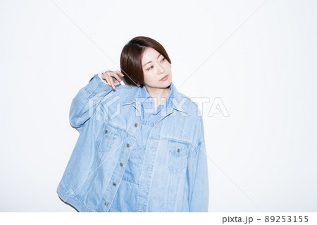 デニムコーデの女性ポートレート デニムコーデの女性ポートレート 89253155