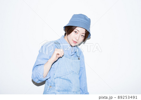 デニムコーデの女性ポートレート デニムコーデの女性ポートレート 89253491