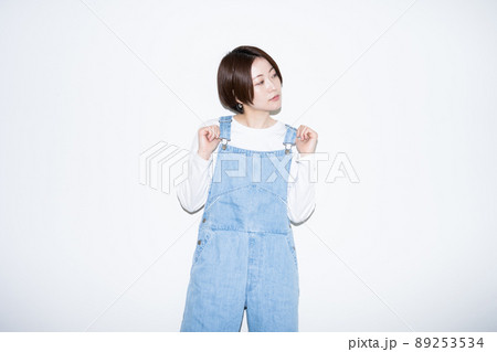 デニムコーデの女性ポートレート 89253534