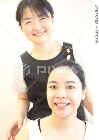 エステシャンと女性笑顔 89253807