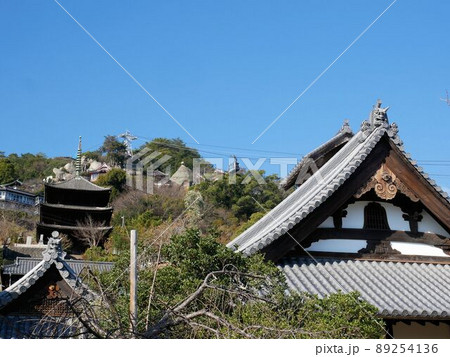 宝土寺の境内から見える千光寺山 (広島県尾道市) 宝土寺の境内から見える千光寺山 (広島県尾道市) 89254136
