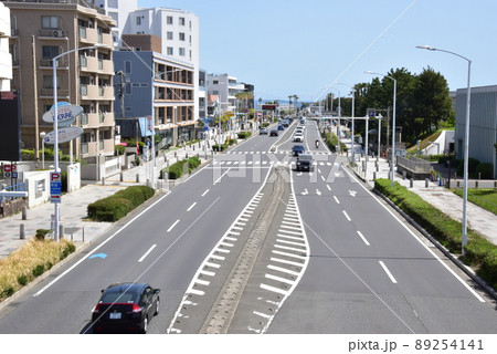 神奈川県藤沢市　国道134号線と片瀬の街並み 89254141