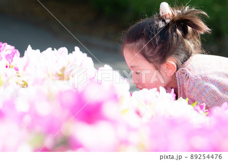 花の香りを嗅ぐ少女 89254476