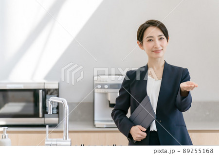 不動産　住宅　ビジネス　女性 89255168