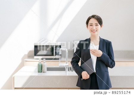 不動産　住宅　ビジネス　女性 89255174