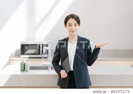 不動産　住宅　ビジネス　女性 89255175