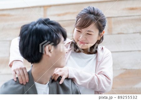 肩を揉む若い妻 89255532