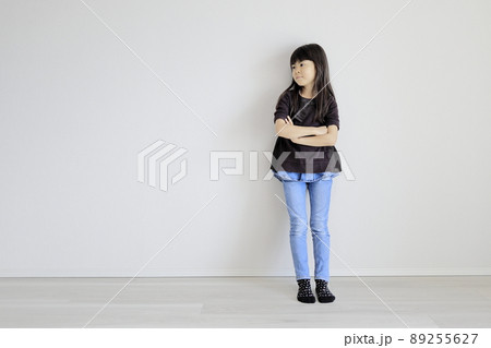 腕を組む女子小学生 (7歳) (横顔) 89255627