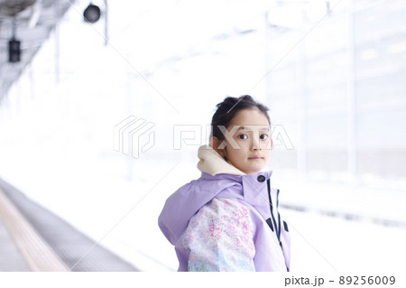 冬の家族旅行で雪の降る日に駅のホームで雪が嬉しい女の子 冬の家族旅行で雪の降る日に駅のホームで雪が嬉しい女の子 89256009