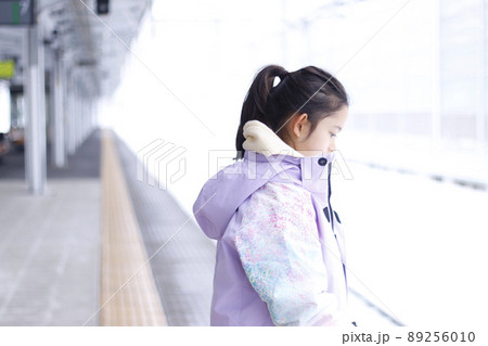 冬の家族旅行で雪の降る日に駅のホームで雪が嬉しい女の子 冬の家族旅行で雪の降る日に駅のホームで雪が嬉しい女の子 89256010