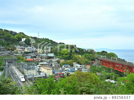 東海道新幹線と白糸川橋梁が平行する小田原市根府川付近の風景 東海道新幹線と白糸川橋梁が平行する小田原市根府川付近の風景 89256337