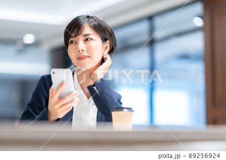カフェのカウンターで休憩をする若い女性 撮影協力：WEEK芝大門（サンフロンティア不動産） 89256924