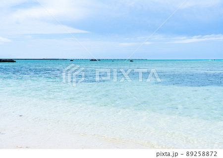 宮古島・伊良部島　美しい砂浜と不思議な岩　佐和田の浜 89258872
