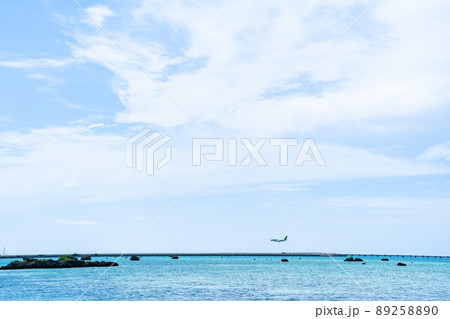 宮古島・伊良部島 美しい佐和田の浜と下地島空港に着陸する飛行機 宮古島・伊良部島 美しい佐和田の浜と下地島空港に着陸する飛行機 89258890