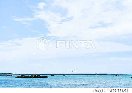 宮古島・伊良部島 美しい佐和田の浜と下地島空港に着陸する飛行機 宮古島・伊良部島 美しい佐和田の浜と下地島空港に着陸する飛行機 89258891