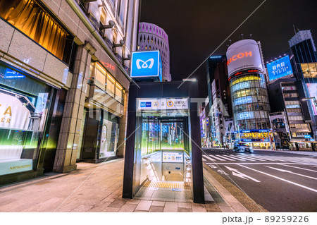 日本の東京都市景観 銀座駅（出入口）などを望む＝4月5日 89259226