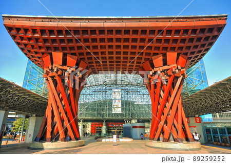 【石川県】快晴下の金沢駅東口(鼓門) 【石川県】快晴下の金沢駅東口(鼓門) 89259252
