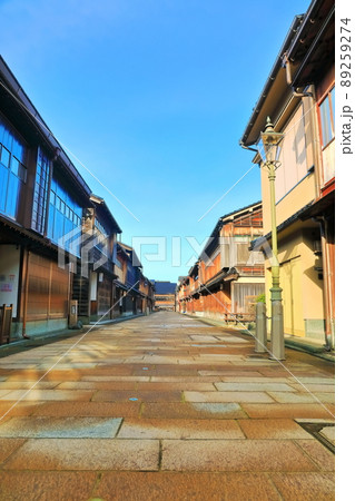 【石川県】快晴下の金沢　ひがし茶屋街 89259274