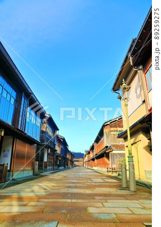 【石川県】快晴下の金沢　ひがし茶屋街 89259275