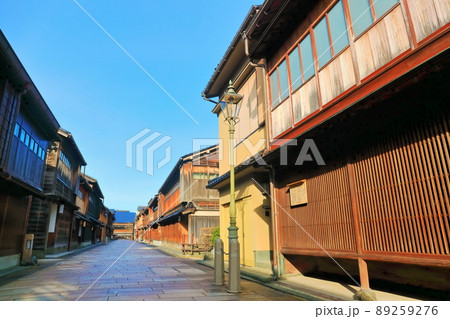 【石川県】快晴下の金沢　ひがし茶屋街 89259276