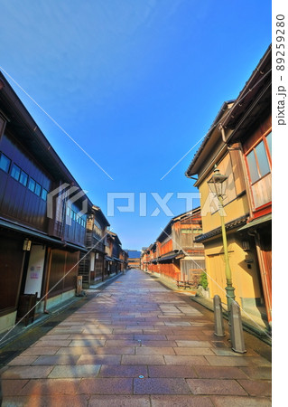 【石川県】快晴下の金沢　ひがし茶屋街 89259280