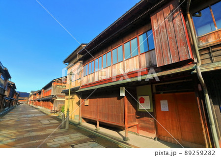 【石川県】快晴下の金沢　ひがし茶屋街 89259282