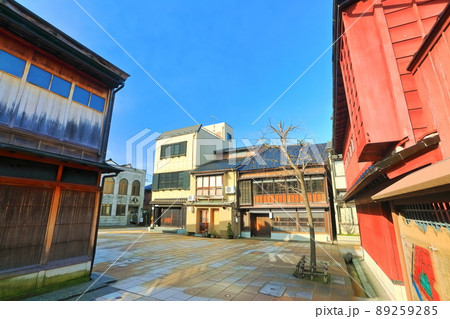 【石川県】快晴下の金沢　ひがし茶屋街 89259285