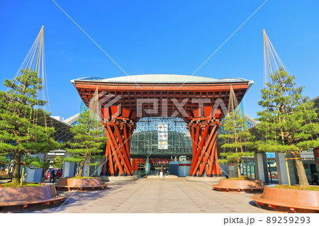 【石川県】快晴下の金沢駅東口（鼓門） 89259293