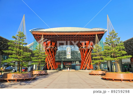 【石川県】快晴下の金沢駅東口（鼓門） 89259298