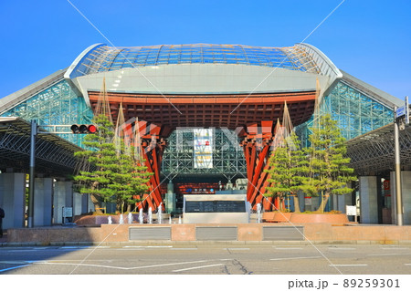 【石川県】快晴下の金沢駅東口(鼓門) 【石川県】快晴下の金沢駅東口(鼓門) 89259301