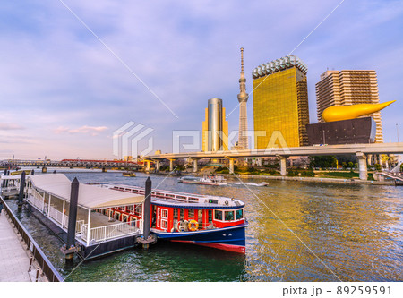 日本の東京都市景観 水上バス「竜馬」や東京水辺ラインのあじさい号(奥)、東武の特急などを望む=4月 日本の東京都市景観 水上バス「竜馬」や東京水辺ラインのあじさい号(奥)、東武の特急などを望む=4月 89259591