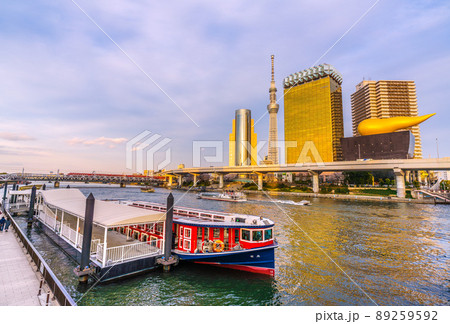 日本の東京都市景観 水上バス「竜馬」や東京水辺ラインのあじさい号(奥)、東武の特急などを望む=4月 日本の東京都市景観 水上バス「竜馬」や東京水辺ラインのあじさい号(奥)、東武の特急などを望む=4月 89259592