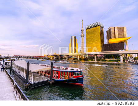 日本の東京都市景観 水上バス「竜馬」や東京水辺ラインのあじさい号(奥)、東武の特急などを望む=4月 日本の東京都市景観 水上バス「竜馬」や東京水辺ラインのあじさい号(奥)、東武の特急などを望む=4月 89259593