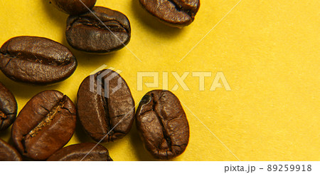 Roasted coffee beans on a yellow background. Macro photography. Close-up. 89259918