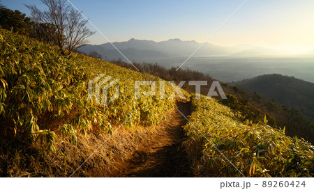 (山梨県)竜ヶ岳より望む朝焼けと山並み (山梨県)竜ヶ岳より望む朝焼けと山並み 89260424
