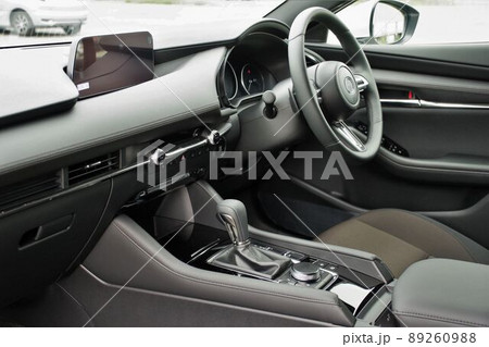 自動車の車内　運転席とダッシュボード 89260988