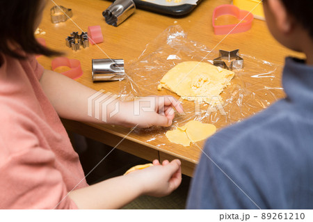 お菓子作りをする兄妹 89261210