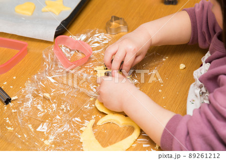 お菓子作りをする女児 89261212