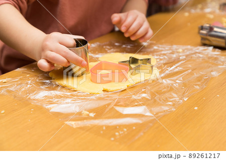 お菓子作りをする子供の手元 89261217