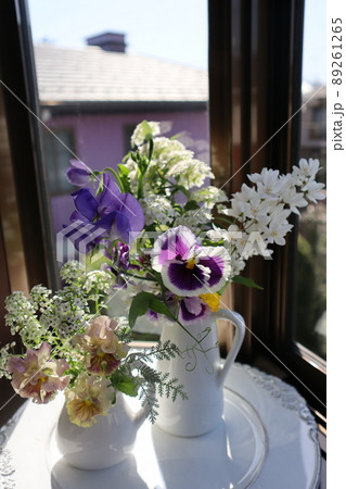 出窓に庭の花を飾る 出窓に庭の花を飾る 89261265