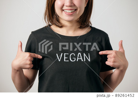 ヴィーガンのTシャツに指をさす若いヴィーガン女性 89261452