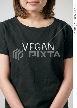 Tシャツ姿で立つ若いヴィーガン女性 89261455
