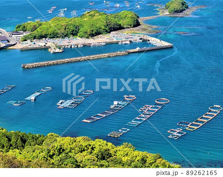 針尾公園からの風景　養殖いかだ群（日本の漁業：将来の姿がここに！）長島町鷹巣　出水郡　鹿児島県 89262165