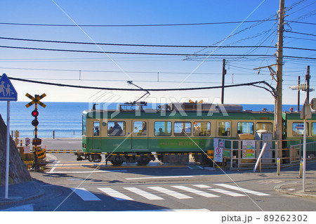 鎌倉市】鎌倉高校前駅の踏切を走る江ノ電の写真素材 [89262302] - PIXTA