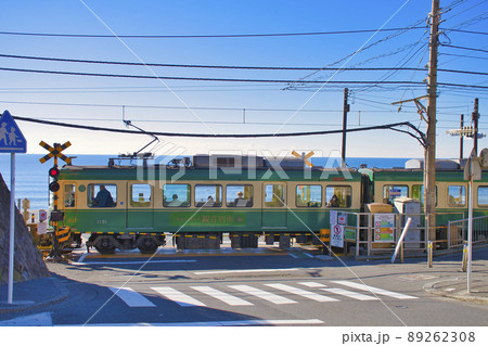 【鎌倉市】鎌倉高校前駅の踏切を走る江ノ電 89262308