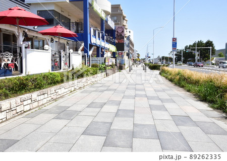 神奈川県藤沢市　国道134号線と商業施設と片瀬の街並み 89262335